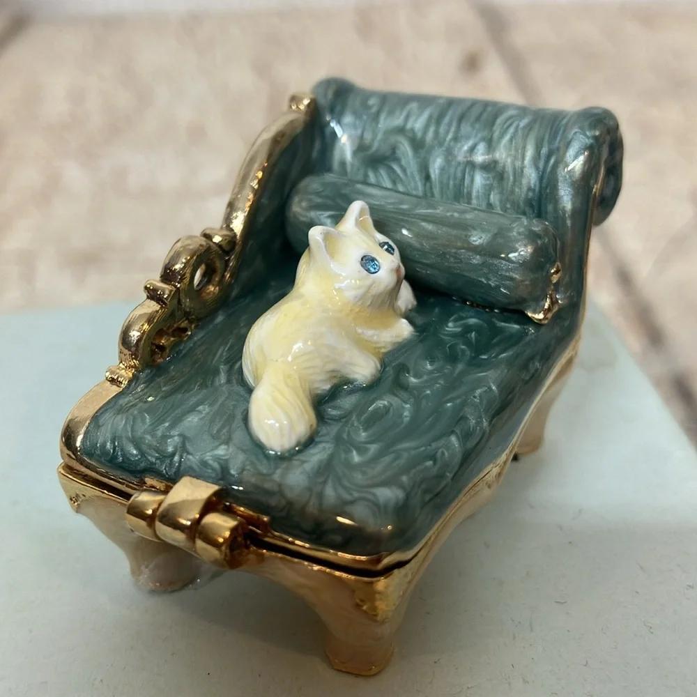 MONET “Chaise Lounge Cat